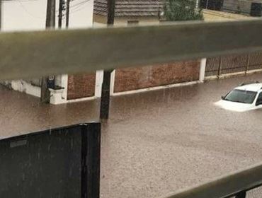 Chuva alaga rua e deixa carro submerso no Centro de Avaré