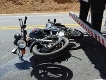 Motociclista morre após bater na traseira de caminhão em rodovia de Avaré