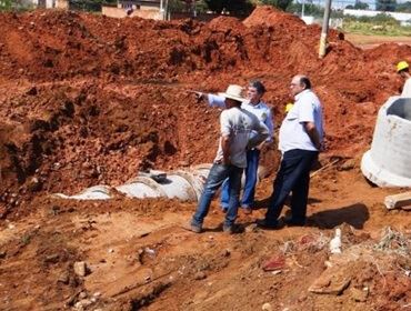 Prefeito confere obras que beneficiam bairros da cidade