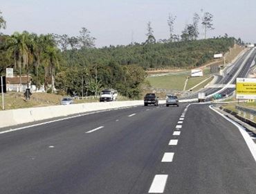 Carro bate de frente com caminhão e motorista fica gravemente ferida em Paranapanema