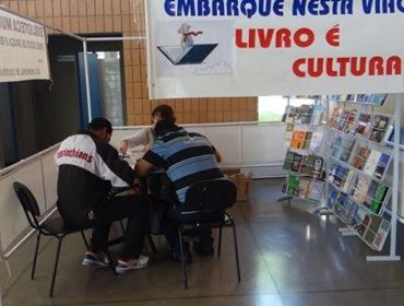 Cultura leva biblioteca itinerante à Rodoviária