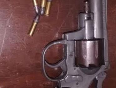 POLÍCIA MILITAR PRENDE DUAS PESSOAS COM ARMA DE FOGO NA CIDADE DE SARUTAIÁ/SP.