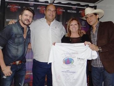 Camisetas autografadas na EMAPA beneficiarão entidade de prevenção ao câncer  