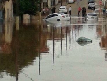 Chuva forte provoca alagamento em ruas no Centro de Avaré