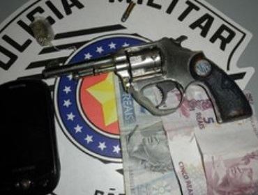 Jovens são detidos por porte ilegal de arma e droga em Taquarituba