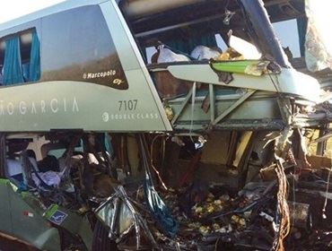 Acidente grave destrói lateral de ônibus e deixa mortos em Avaré