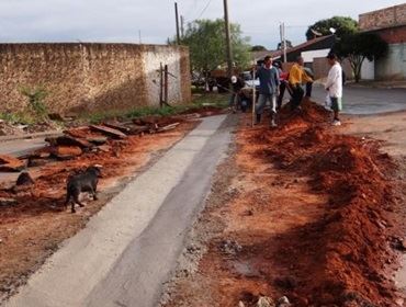 Prefeitura constrói sarjetões para escoamento de água no Tropical