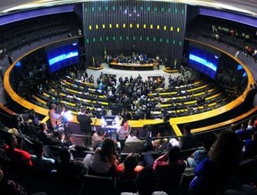 Por impeachment, Cunha pede a deputados que fiquem em Brasília até sexta