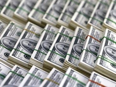 Dólar tem maior alta diária em cinco meses e bolsa cai com turbulência política