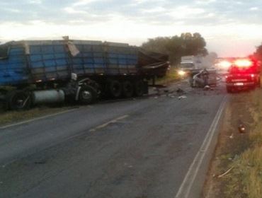 COLISÃO ENVOLVENDO CAMINHÕES DEIXA FERIDOS NA RODOVIA SP-255 PRÓXIMO A SÃO MANUEL