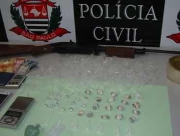 Jovem de 18 anos é flagrado com porções de maconha, crack e cocaína