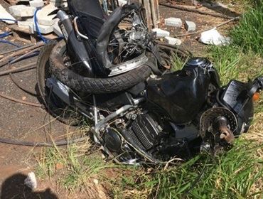 Acidente entre carro e moto deixa três mortos em rodovia de Cerqueira César