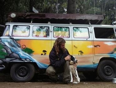 Rapaz viaja 14 mil km em Kombi com cadela: 'Até tem vida mais cara, mas não presta'