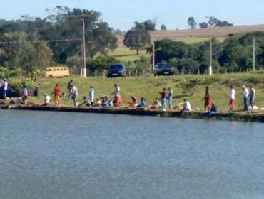 Prefeitura de Sarutaiá joga 4 mil peixes em lago para pesca na Semana Santa