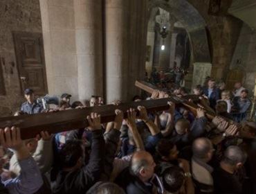 Centenas de católicos comemoram Paixão de Cristo em Jerusalém