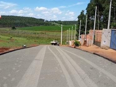 Caminhão desgovernado atinge casa e destrói construção em Taquarituba