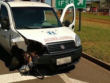 Ambulância com pacientes é atingida por carro em rodovia de Avaré