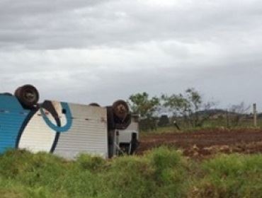 Veículo para transporte de presos capota na rodovia SP 255