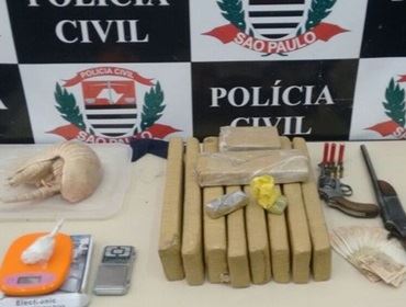 Pai e filho são detidos com tabletes de maconha, armas e tatu congelado