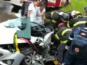 Carro bate na traseira de caminhão ferindo três pessoas em Angatuba