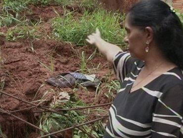 Barranco cede e encobre parte de casa em Avaré: 'Não tem o que fazer'