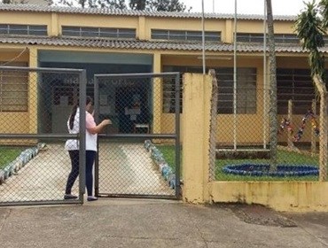 Menina é vista com veneno de rato em creche e crianças param em hospital