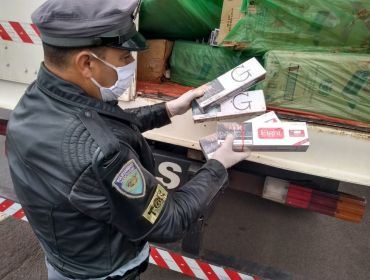 Caminhoneiro é preso ao ser flagrado com cigarros contrabandeados em rodovia de Avaré