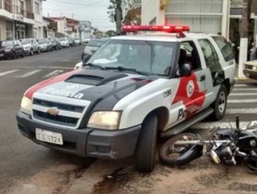 Motociclista bate em carro da polícia em Avaré (SP) durante fuga