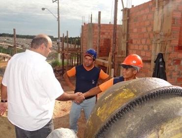 Prefeito confere cronograma de obras da Saúde