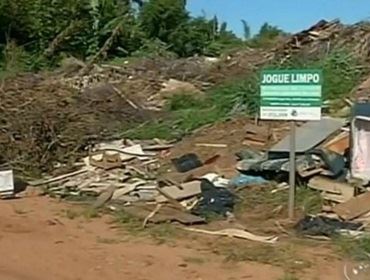 Placa de ?proibido jogar lixo? fica escondida na sujeira em Avaré