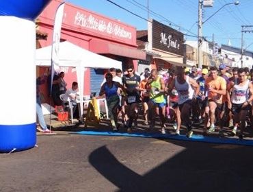 Mais de 200 atletas participam da Corrida Light Run