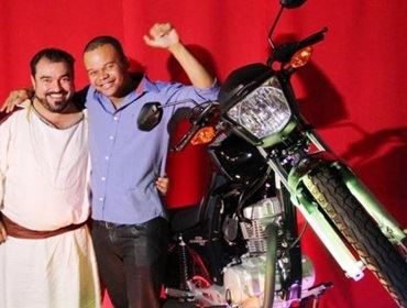 Em comemoração ao Dia do Comerciário, Sincomerciários sorteia moto 0 km