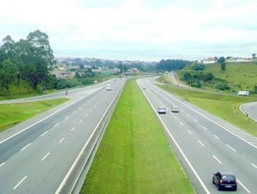 Rapaz é detido após dirigir bêbado e capotar carro na SP-303 em Timburi