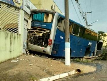 Ônibus desce ladeira de ré e ?invade? quarto de hotel em Cerqueira César