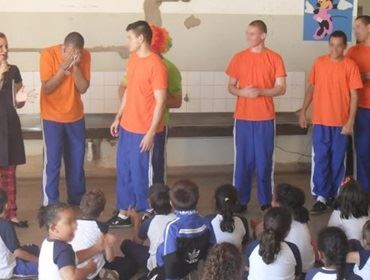 Adolescentes da Fundação Casa de Iaras se apresentam para crianças do ensino fundamental