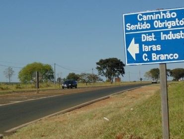 Tráfego de caminhões está proibido na área urbana de Cerqueira César