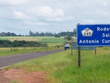 Motociclista morre ao bater de frente com carro em rodovia em Avaré