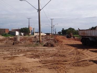 Prossegue o asfaltamento da Avenida Cunha Bueno