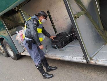 Passageira de ônibus é presa e adolescente apreendido após PM encontrar tabletes de maconha em bagag