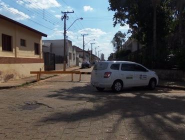 Carro oficial do Conselho Tutelar de Avaré é flagrado estacionado de uma forma totalmente  irregular