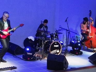 Guitarrista Tomati empolga público em Avaré