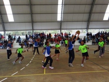 Prefeitura entrega cobertura de quadra esportiva na Barra Grande