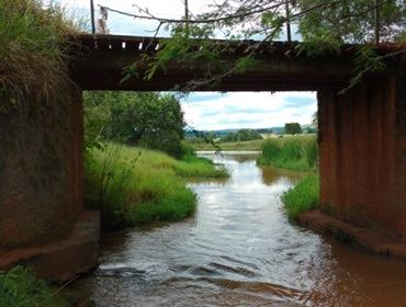 Ponte metálica beneficiará moradores do Jurumirim I