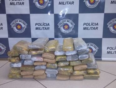 POLICIAMENTO RODOVIARIO APROXIMADAMENTE 44 TABLETES DE  MACONHA