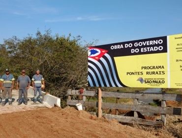 Instalada ponte metálica sobre o ribeirão São João