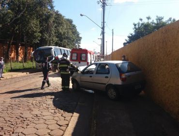 Colisão entre carro e ônibus deixa um ferido em avenida de Avaré