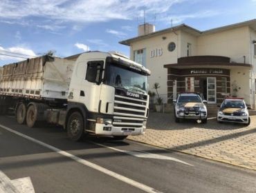 Polícia apreende tabletes de maconha escondidos em caminhão bitrem durante fiscalização em Avaré