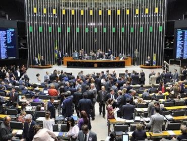 Citações a Deus gera nova polêmica na Câmara