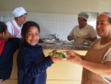 Alimentação a funcionários das escolas deve prosseguir, diz prefeito Poio Novaes