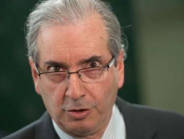 Eduardo Cunha enquadra jornalista de 'O Globo' e o obriga a desmentir notícia inverídica